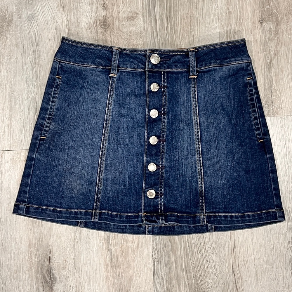 American Eagle button-down denim skirt with pockets. Never worn!
